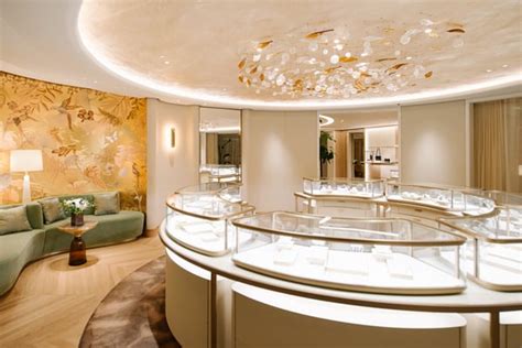 Cartier: fine jewelry, watches, accessories at Rue du Rhône 35